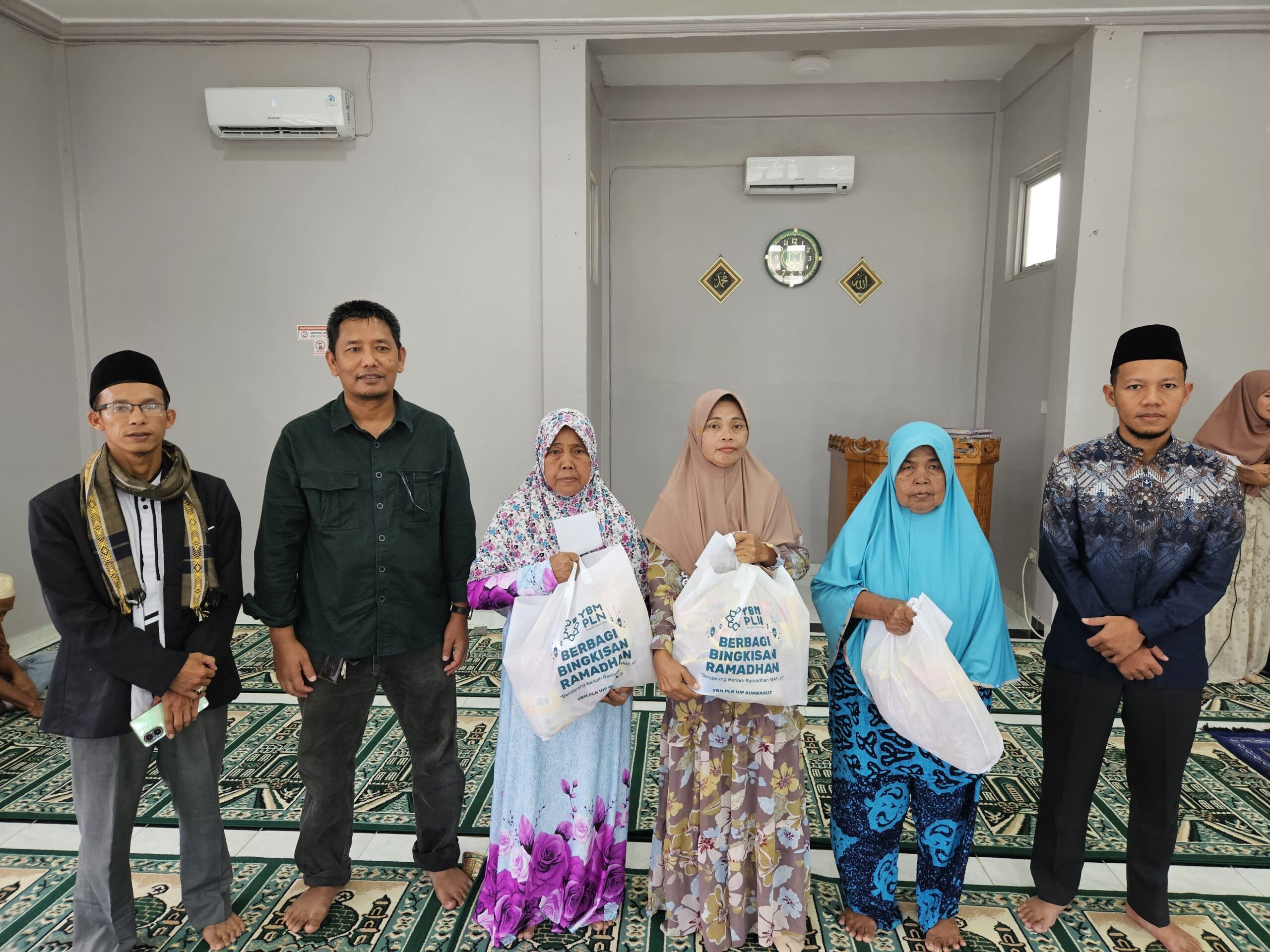 Momen Ramadhan, YBM PLN Bersama UPP SBU 4 Serahkan Zakat Maal