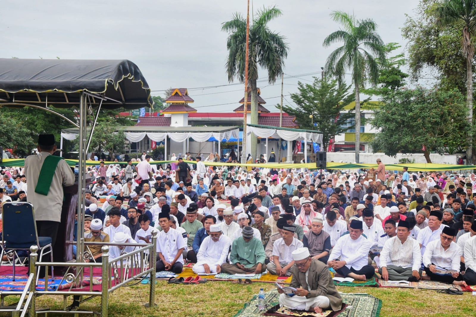 Ribuan Umat Muslim Padati Masjid, Musholla Dan Lapangan