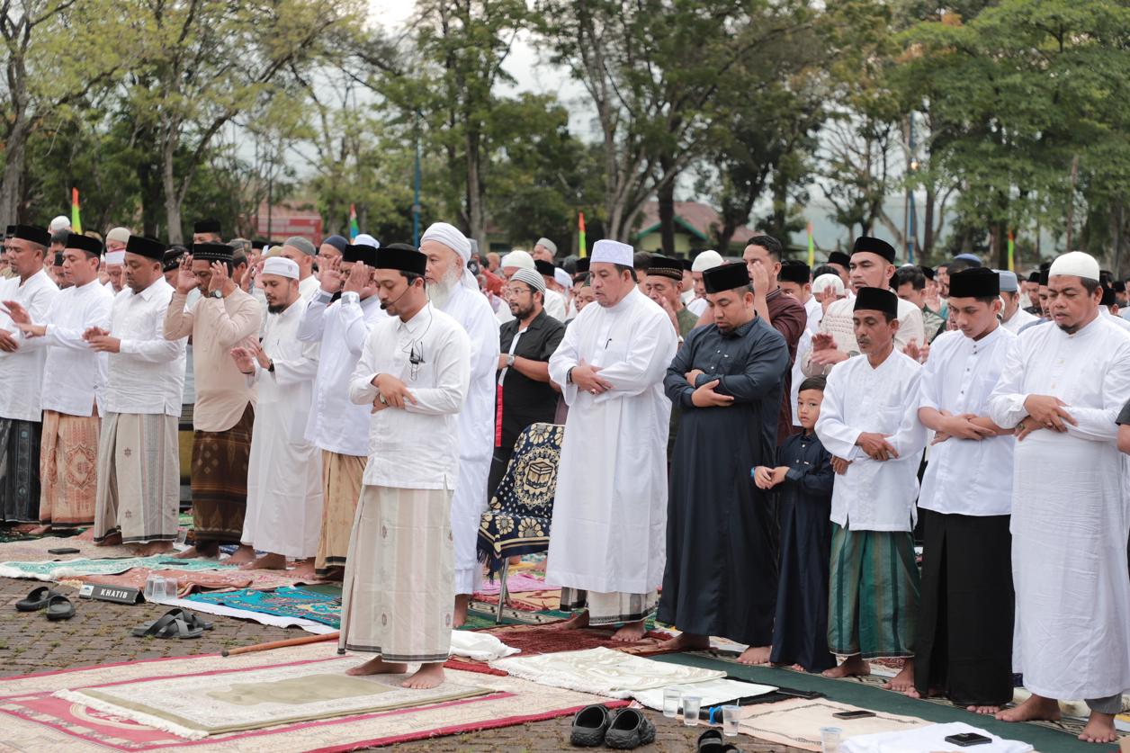 Pj Bupati Salat Ied Bersama Warga Kota Jantho di Lapangan Bungoeng Jeumpa