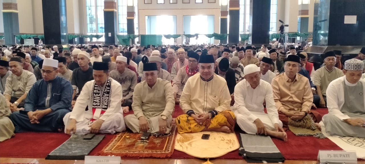 Pj Bupati Agara Salat Idul Fitri Di Masjid Agung At-Taqwa