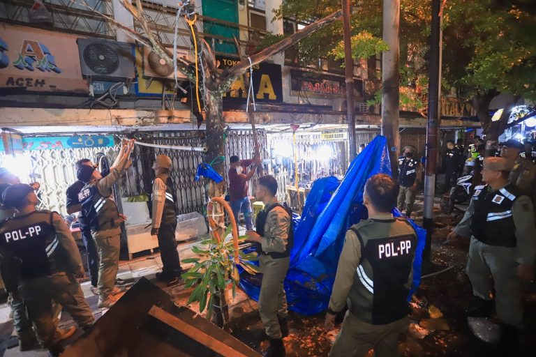 Pemko Tertibkan PKL Di Jalan Tgk Chik Pante Kulu
