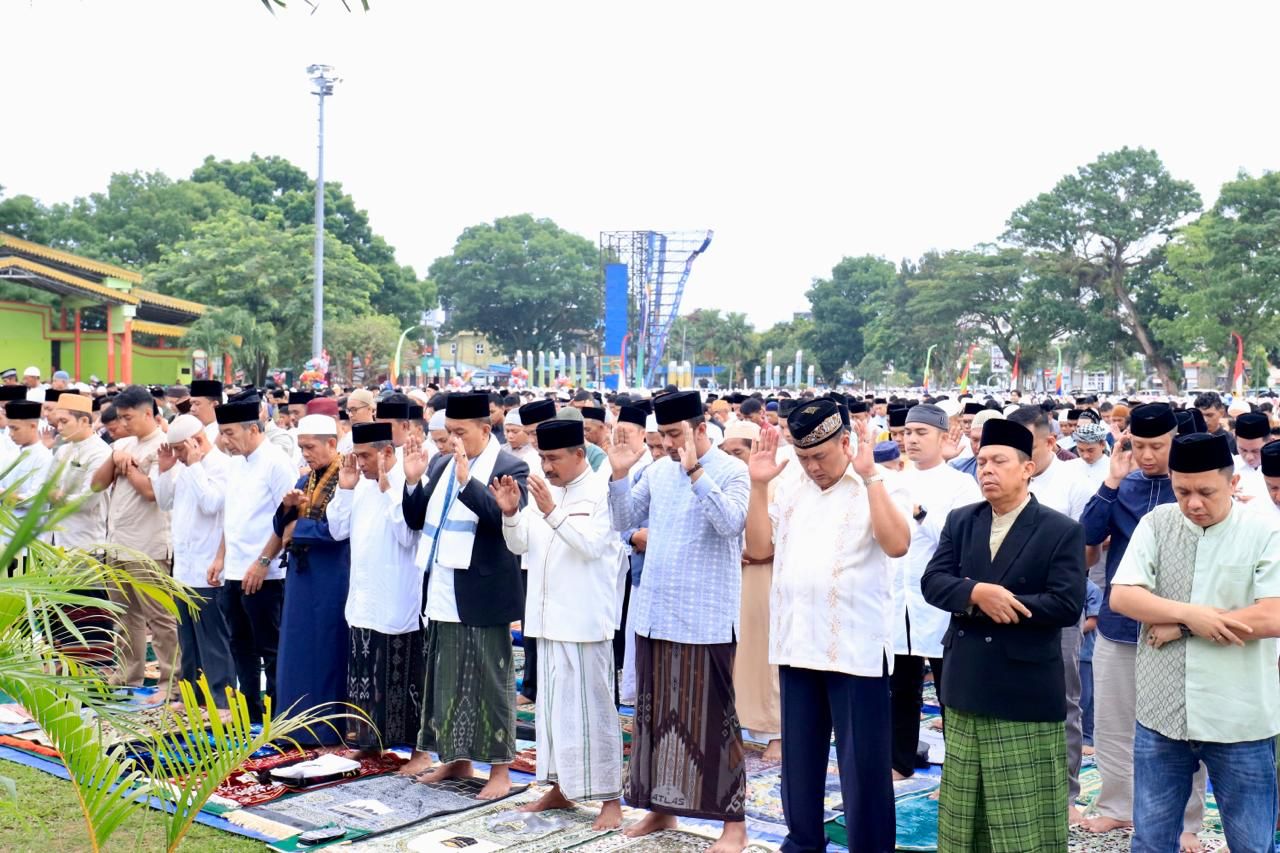 Wali Kota Binjai Salat Idul Fitri Di Lapangan Merdeka