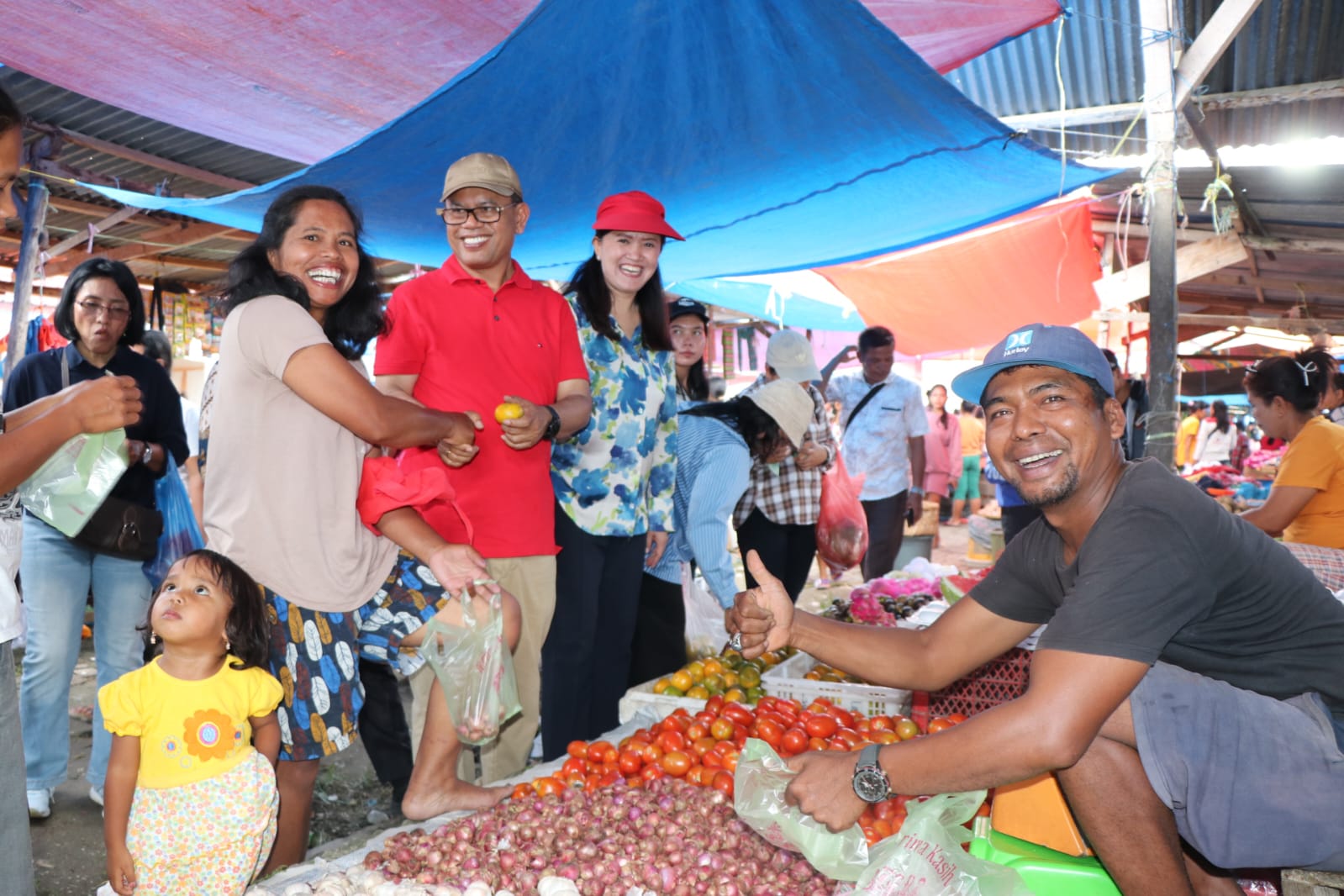 Bupati Toba Nikmati Libur Lebaran Dengan Blusukan Ke Pasar Silaen