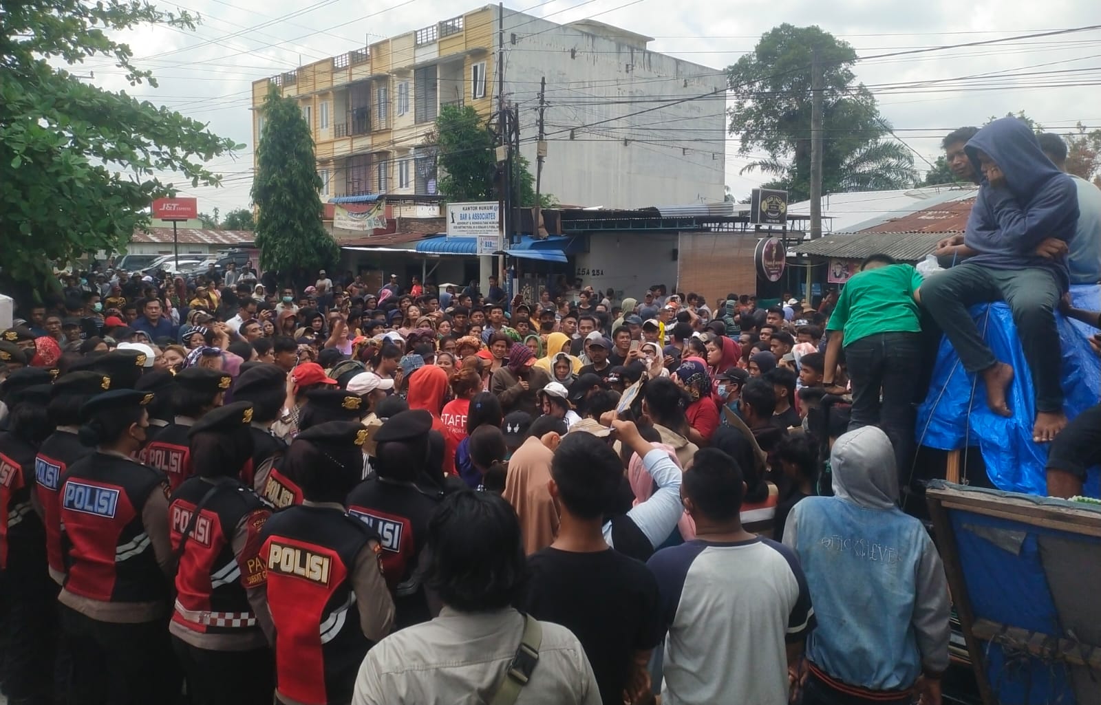 Warga Pancurbatu Demo Di PN Lubukpakam