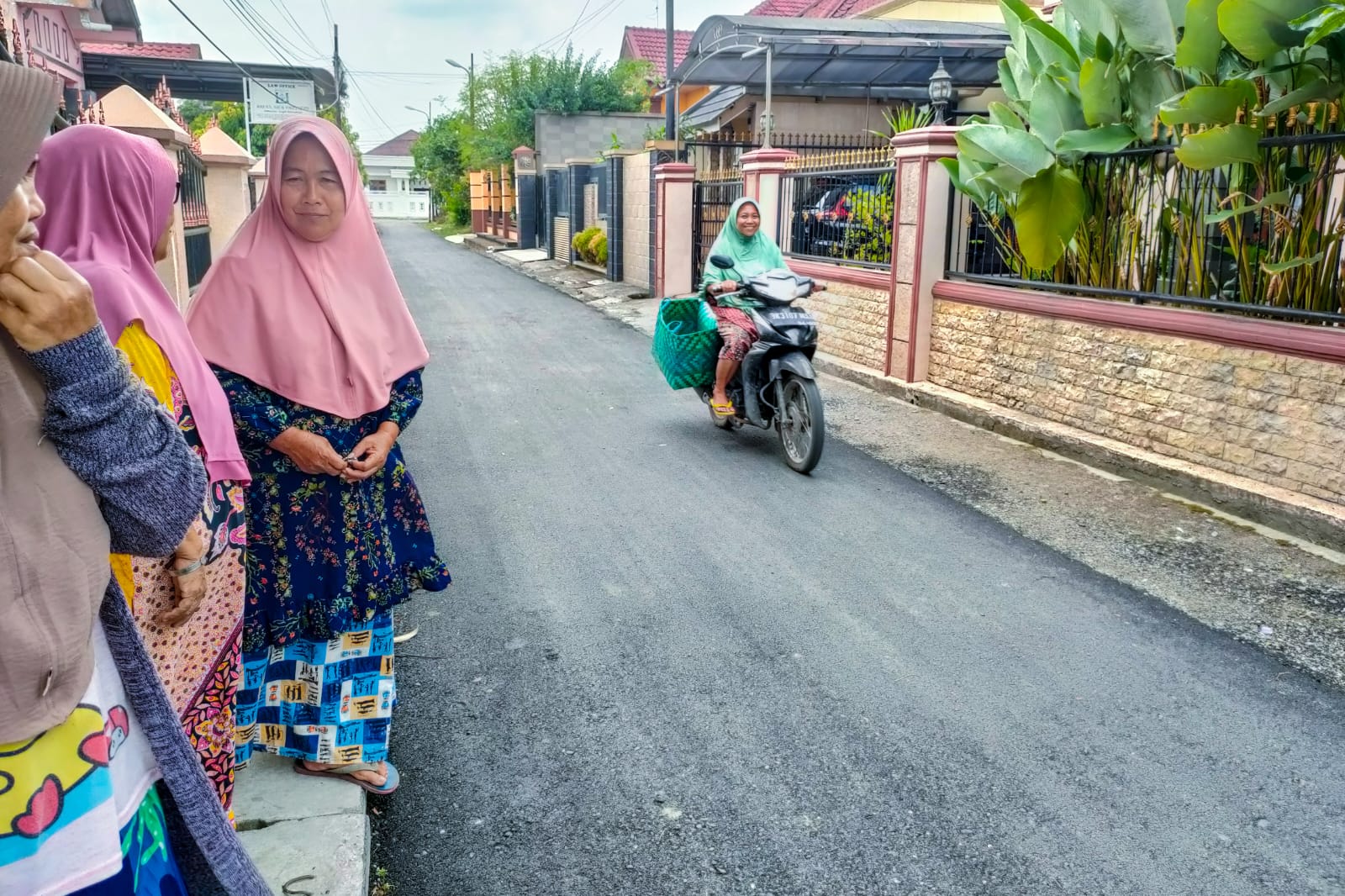 14 Tahun Merasakan Jalan Rusak, Warga Gang Murni X Medan Denai Mengaku Senang Atas Pengaspalan Jalan