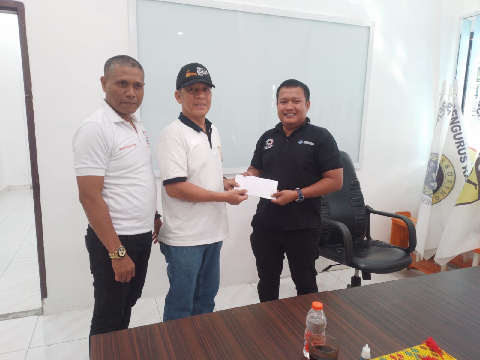 Ketua Umum KONI Deliserdang Serahkan Bantuan Dana Pelatihan Wasit/Juri Akuatik
