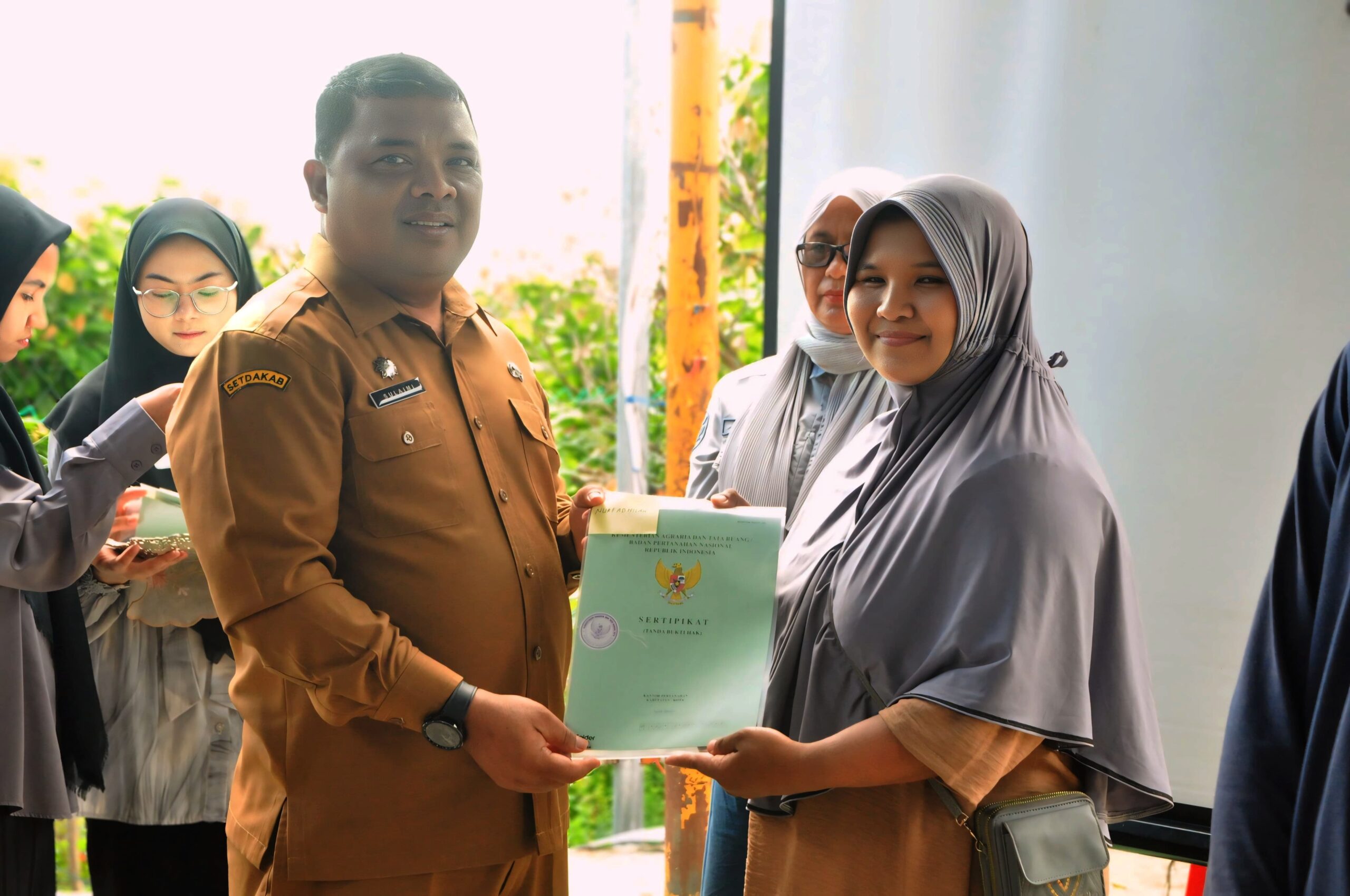Sekda Aceh Besar Serahkan Sertifikat Retribusi Tanah