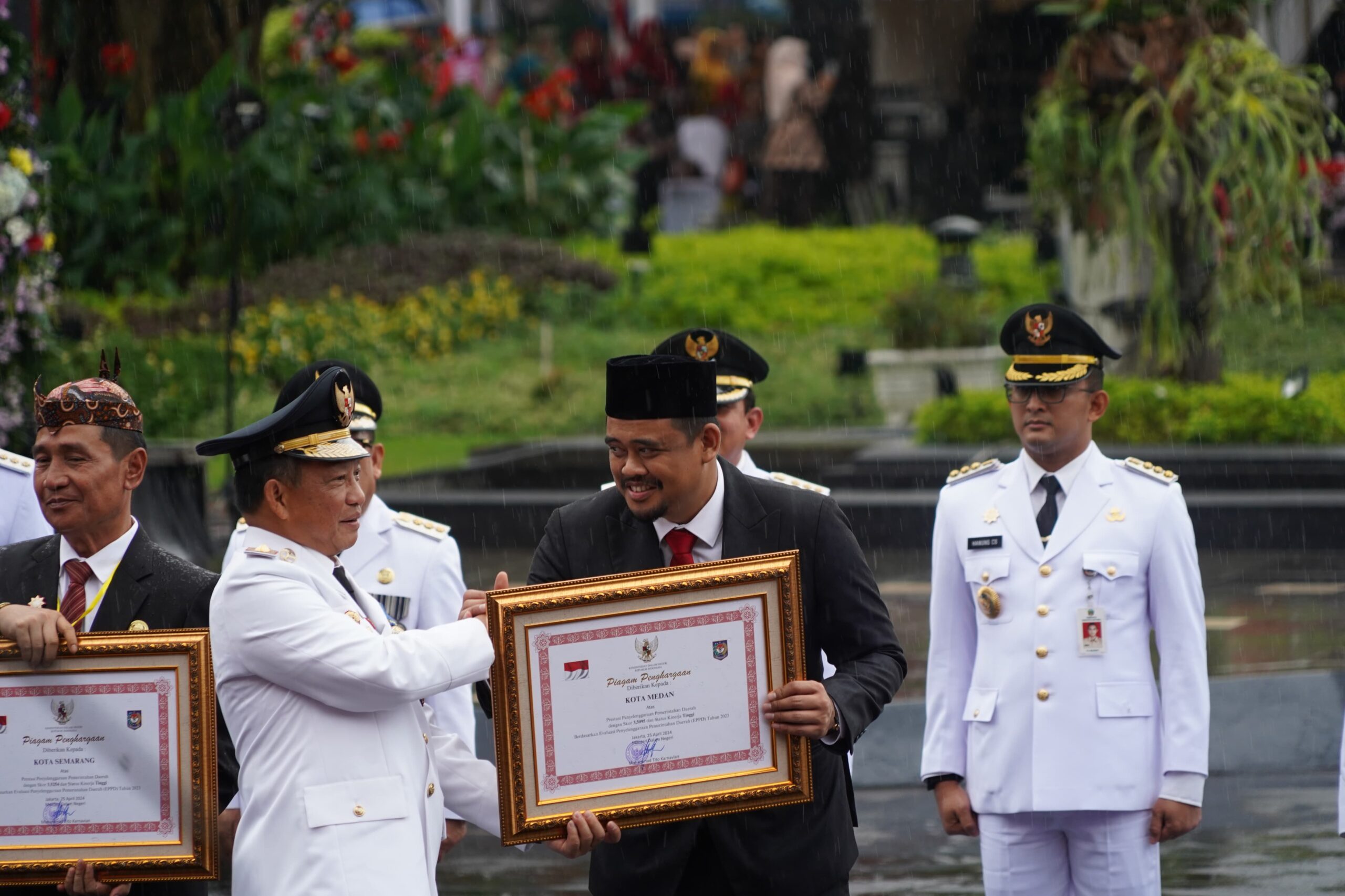 Diberikan Sekali Seumur Hidup, Bobby Nasution Raih Anugerah Tanda Kehormatan Satyalancana Karya Bhakti Praja Nugraha Atas Kinerja Tinggi Dan Inovatif