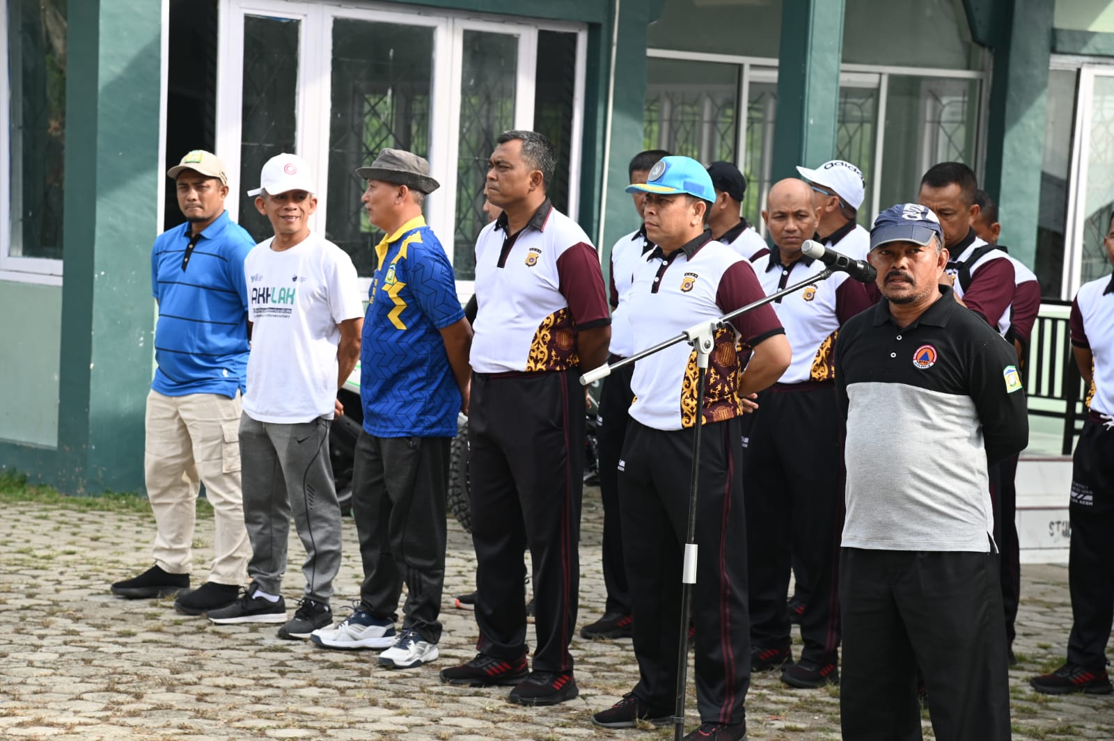 Aksi Satu Jam, Pemkab Aceh Besar-Satbrimob Bersihkan Lokasi Wisata Ujong Pancu