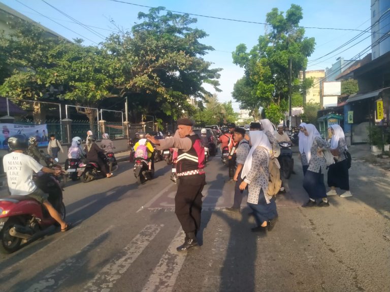 Cegah Laka Lantas, Personel Polresta Banda Aceh Lakukan Strong Point Pagi Hari