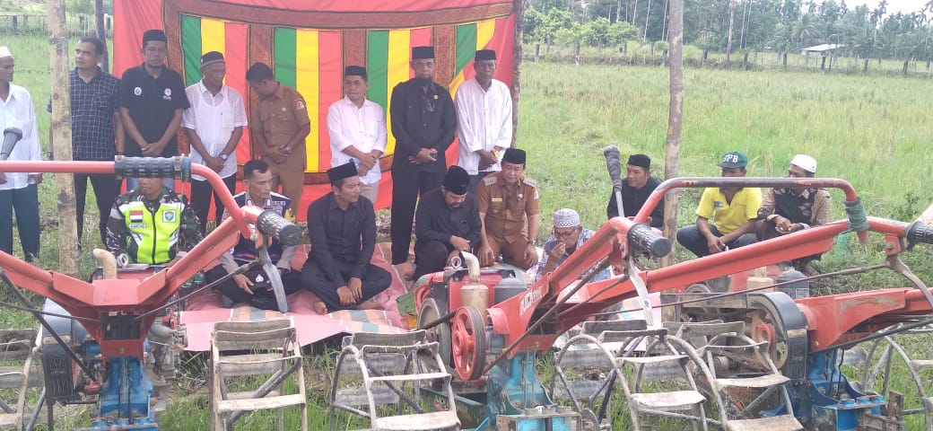 Usai Panen Padi, Pemdes Krueng Cut Dan Blang Leumak Peusijuk Desa