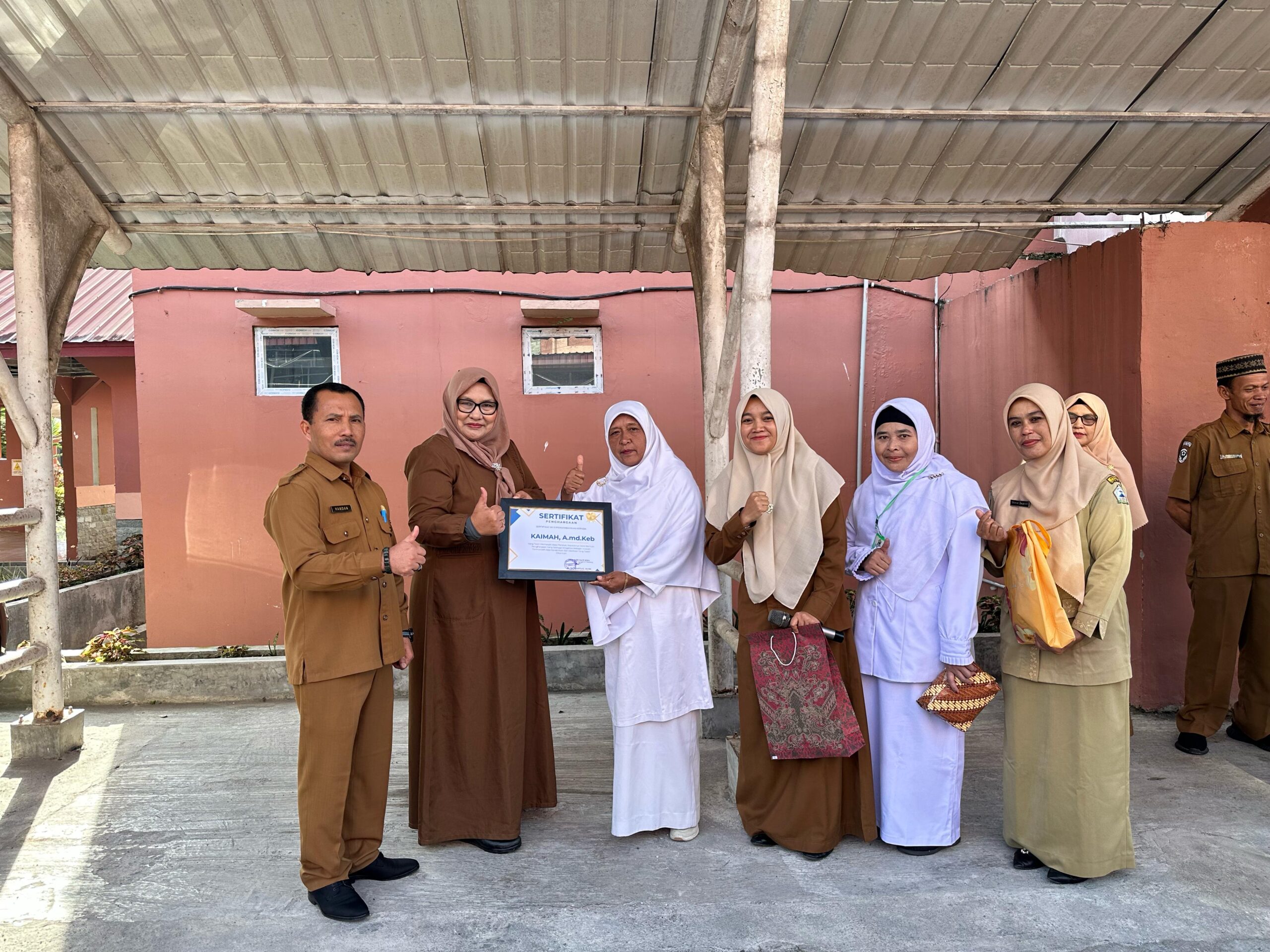 Direktur RS Muyang Kute Lepas Seorang Pegawai Purna Tugas