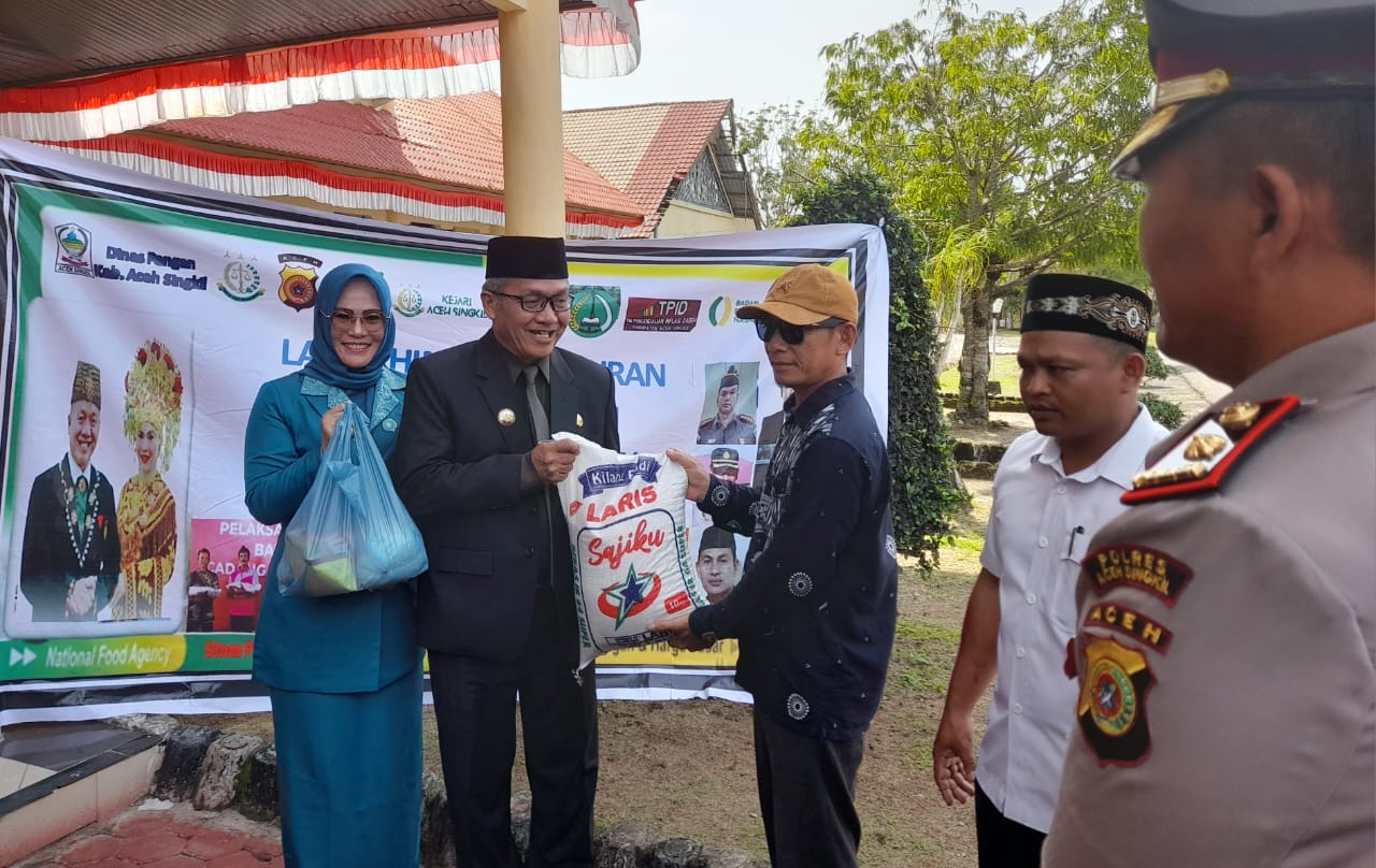 Pj Bupati Aceh Singkil Bagikan 1.700 Paket Sembako Miskin Ekstrem