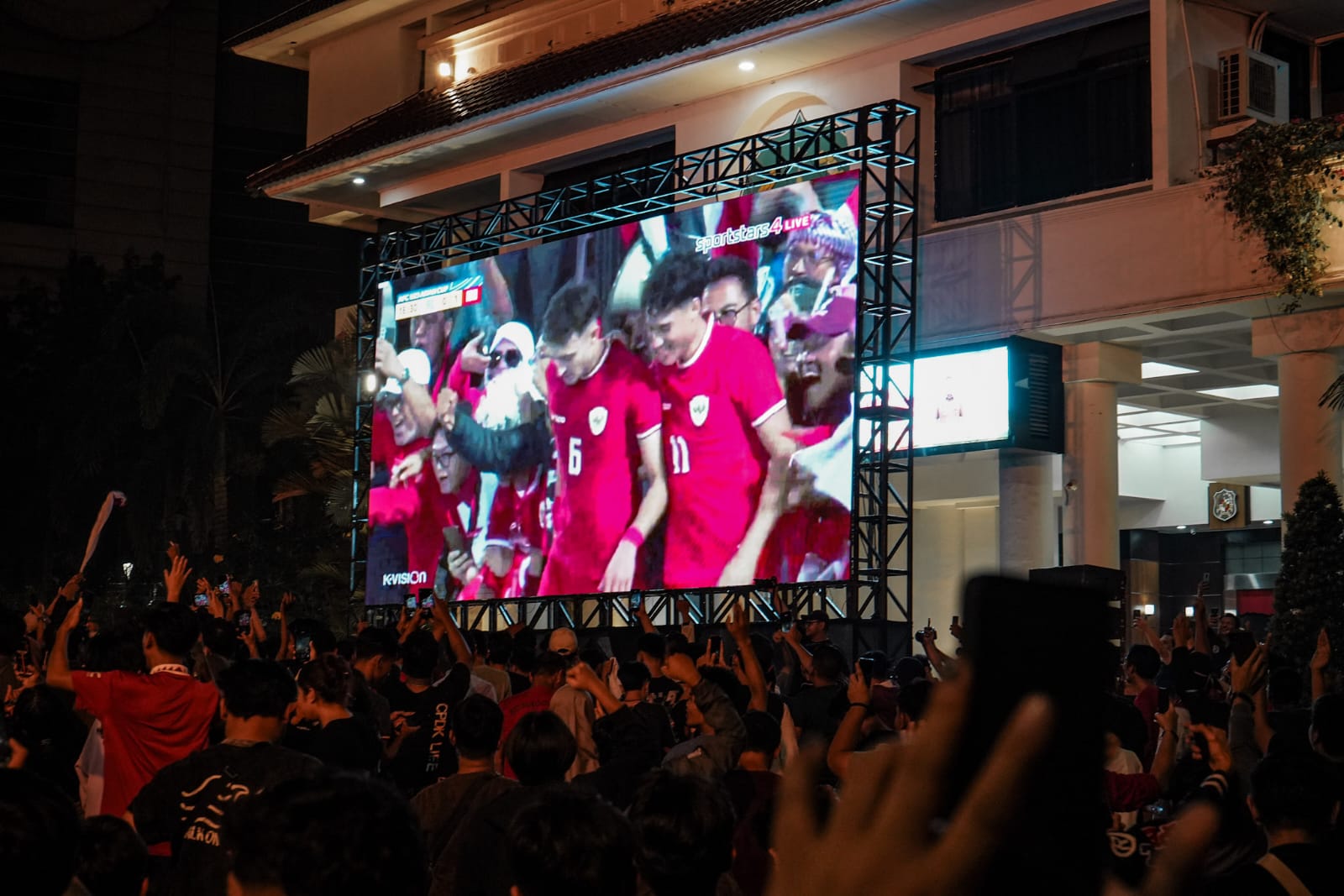 Antusiasme Luar Biasa Nobar Indonesia vs Irak, Ribuan Warga Padati Halaman Kantor Wali Kota Medan
