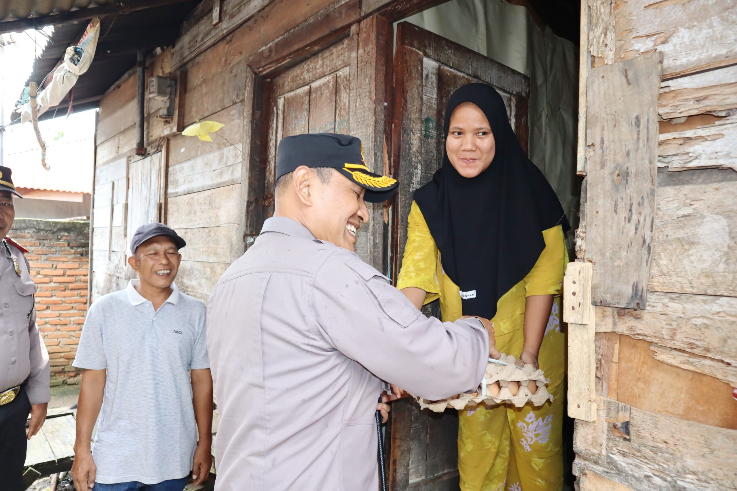 Kapolres Padangsidimpuan Terima Curhat Dan Berbagi Berkah