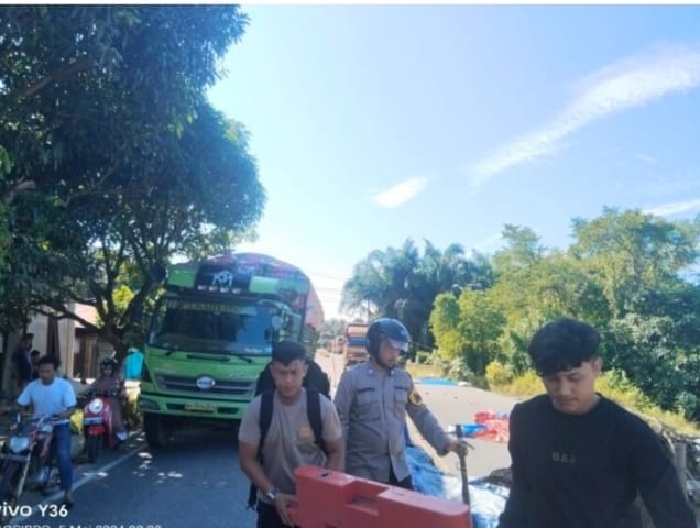 Truk Rusak Di Lokasi Jalan Amblas, Arus Lalu Lintas Macet