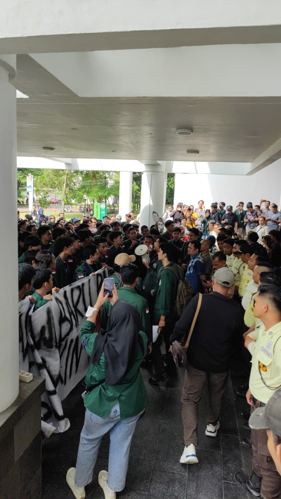 Mahasiswa USU Demo Tolak Kenaikan UKT 100 Persen