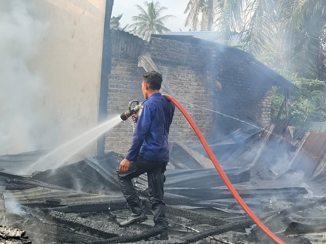 Dua Rumah Warga Ludes Terbakar Di Tanjungberingin