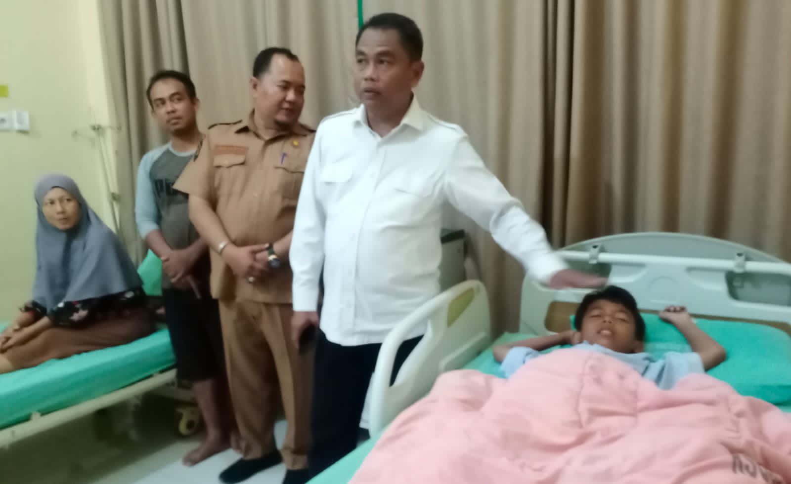 Darma Wijaya Jenguk Warga Sergai Keracunan Makanan