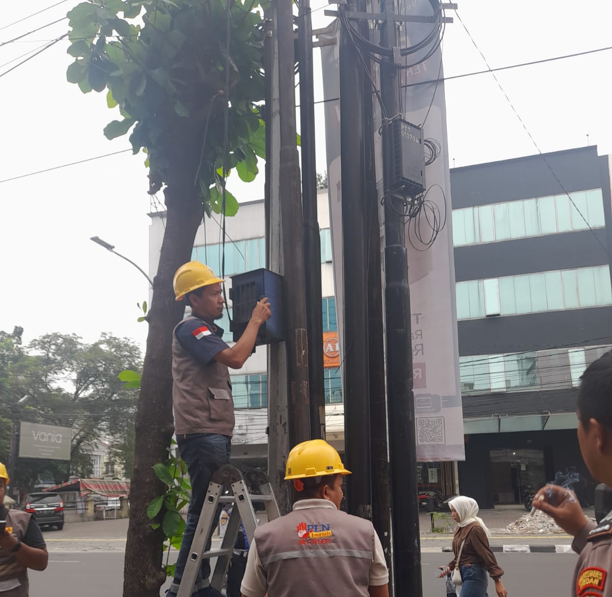 Dukung Pemko Tertibkan Parkir Liar, PLN Cabut KWH Meter Pedagang Martabak Di Jl Gajah Mada