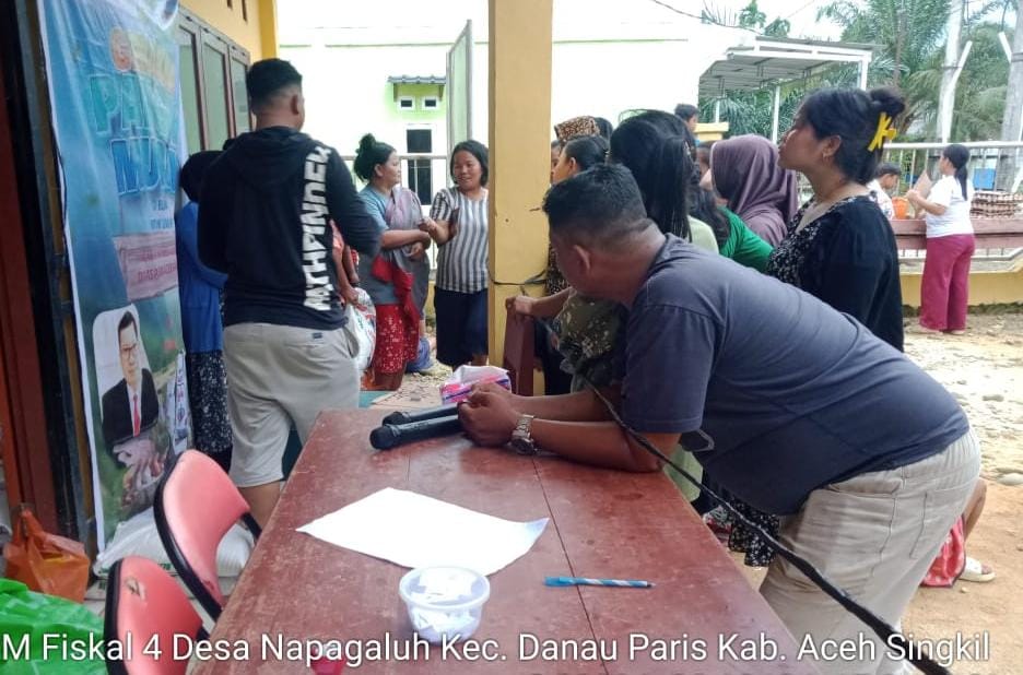 Kapolsek Danau Paris Pantau Distribusi GPM Di Perbatasan Aceh-Sumut