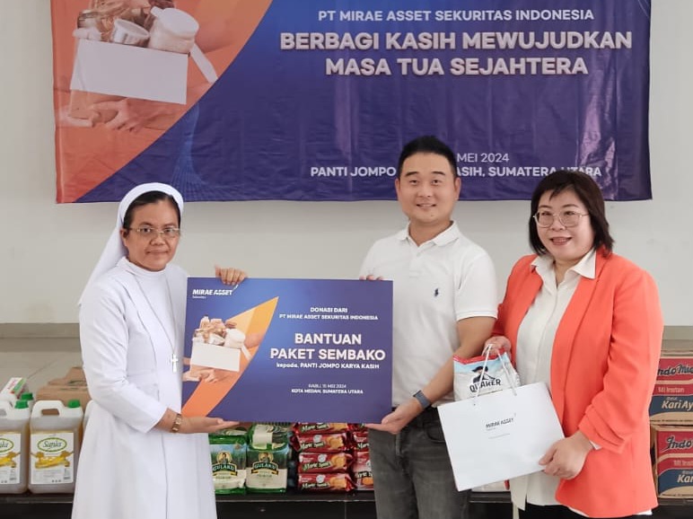 Tebar Kebaikan, Mirae Asset Bagikan Sembako Ke Manula Kurang Mampu