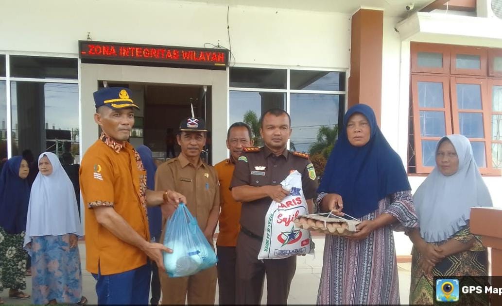 Masyarakat Singkil Utara Datangi Kantor Kejari Singkil, Serbu Pangan Murah