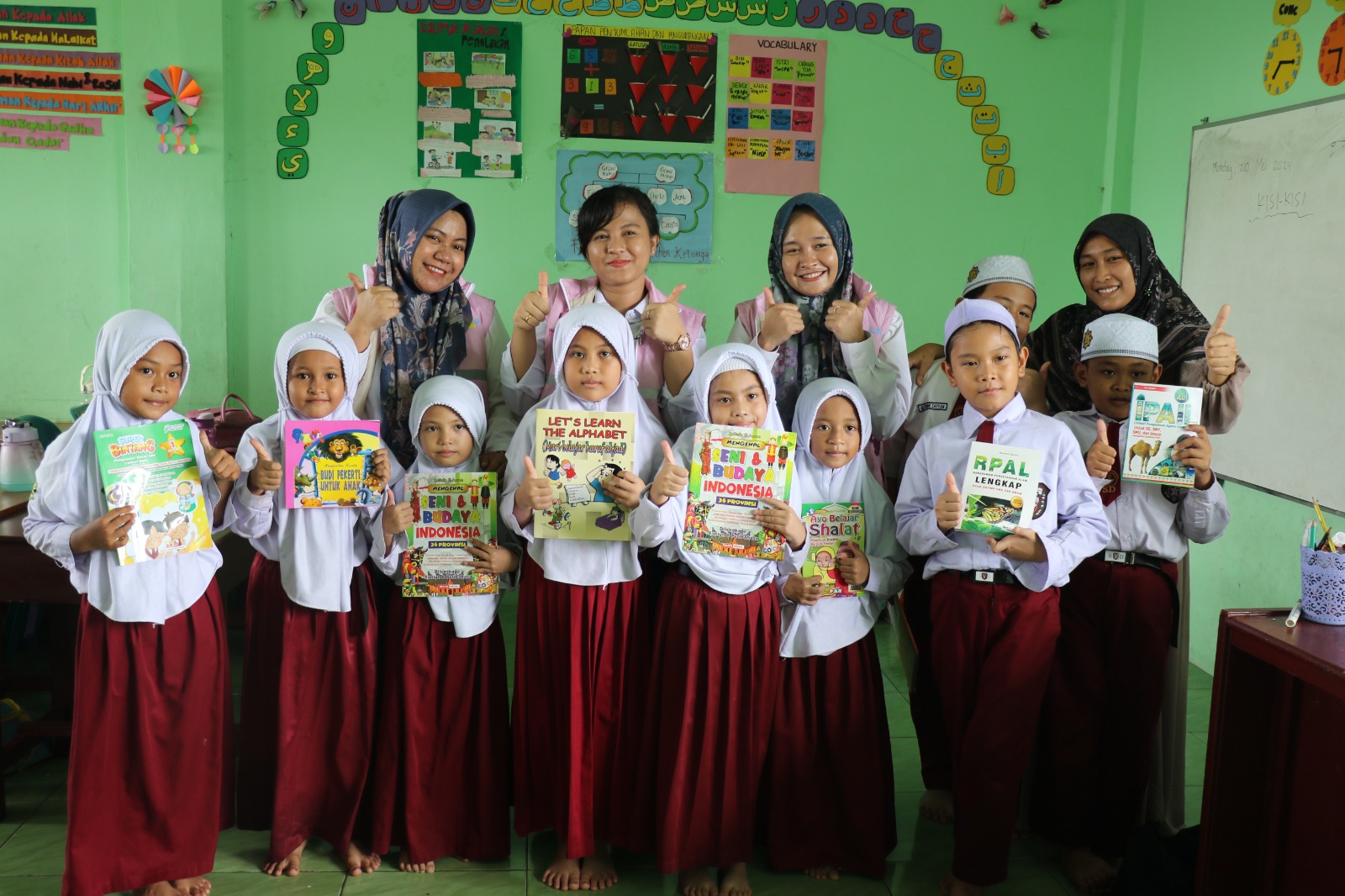 Memperingati Harkitnas, Srikandi PLN Salurkan Buku Ke SD IT Bina Insan
