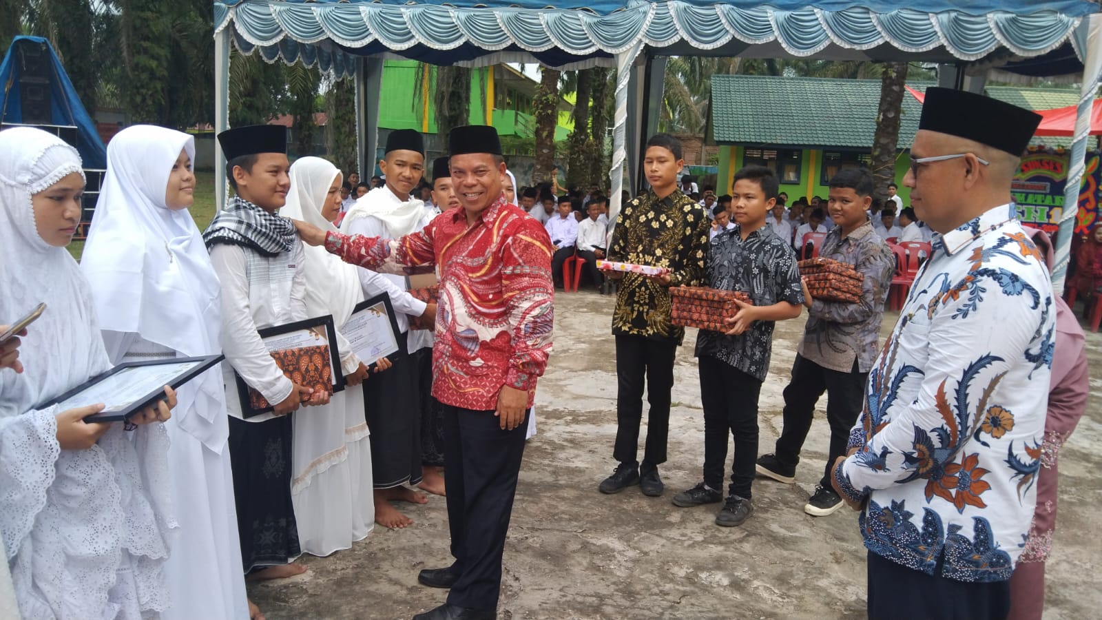 Kakan Kemenag Apresiasi Siswa Terbaik MTsN 1 Palas