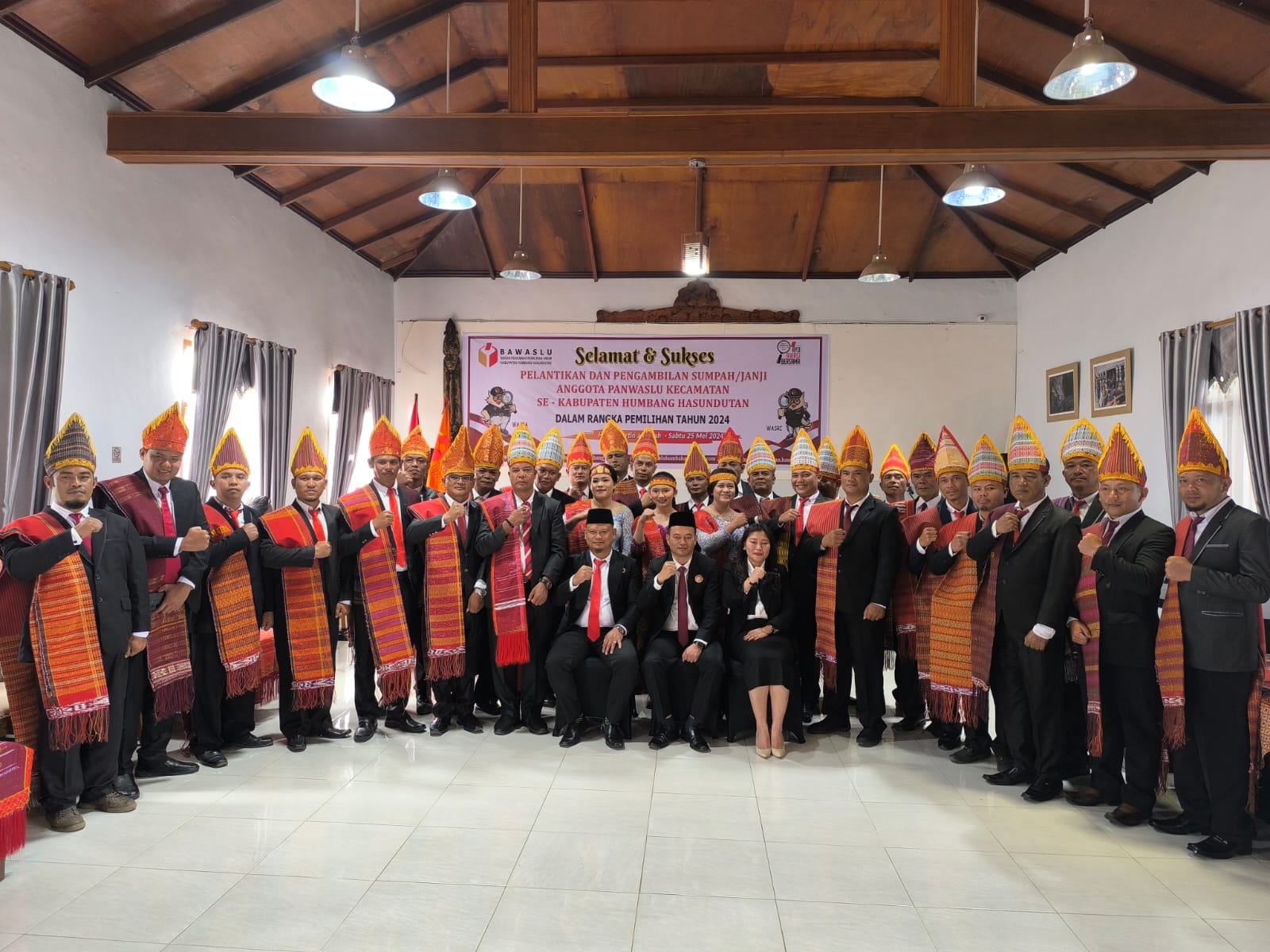 Bawaslu Humbahas Lantik Panwaslu Kecamatan