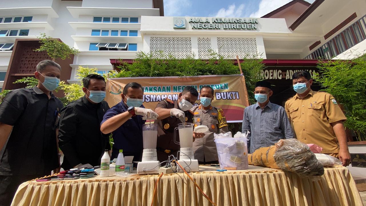 Kejari Bireuen Musnahkan Barang Bukti Sabu