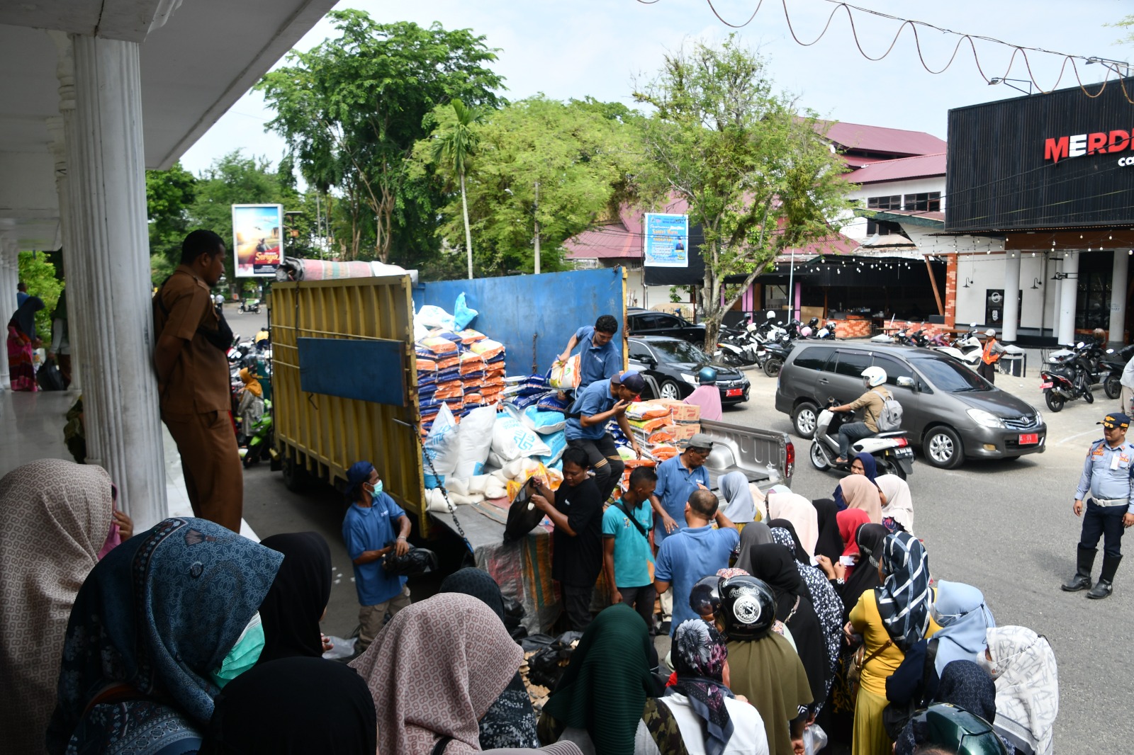 Ratusan Warga Serbu Pasar Murah
