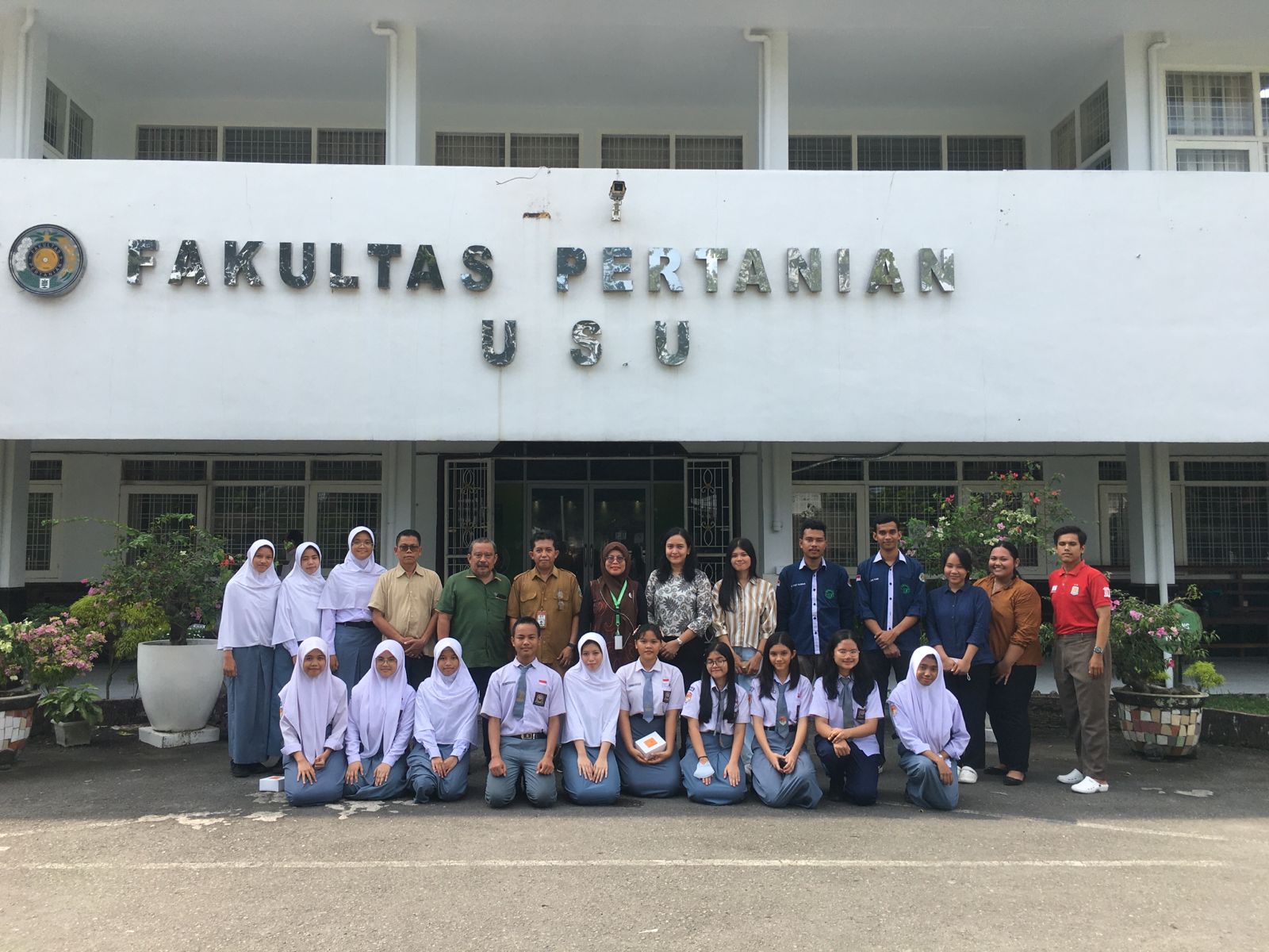 KIR SMAN 1 Medan Bereduwisata ke Laboratorium, Rumah Kasa, Dan Teaching Farming Di Fakultas Pertanian USU