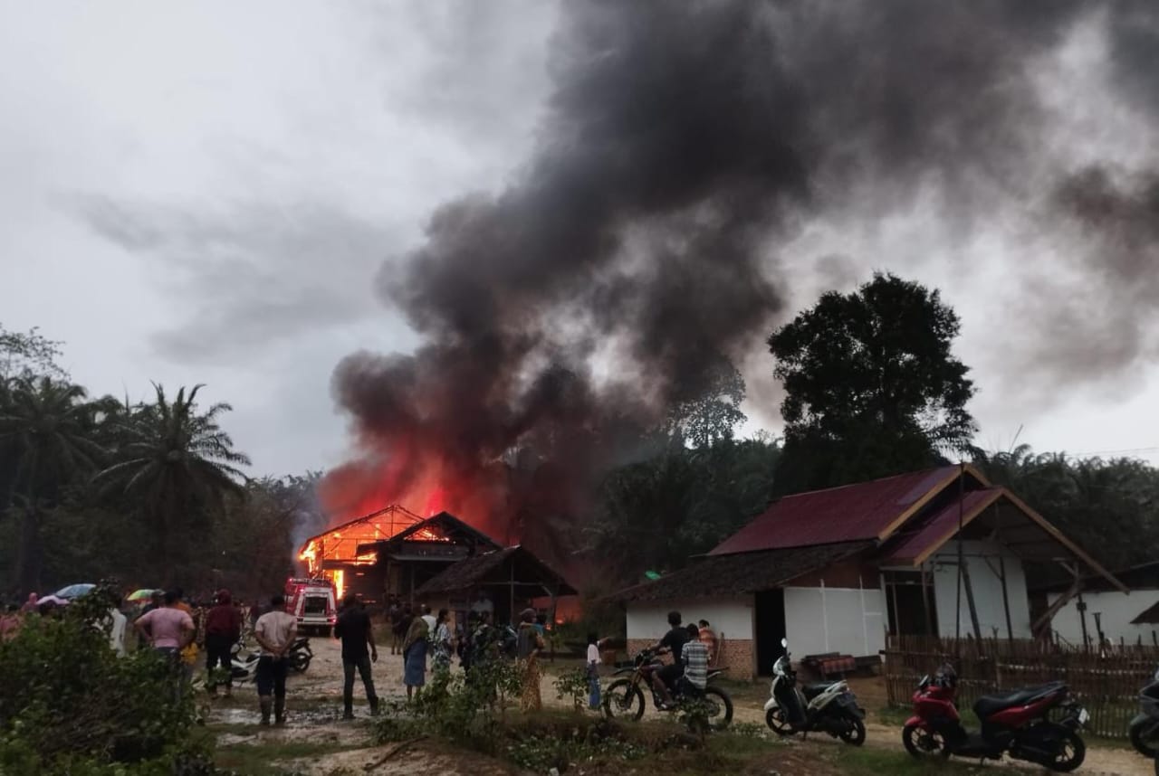 Gudang Kosong Terbakar Disambar Petir