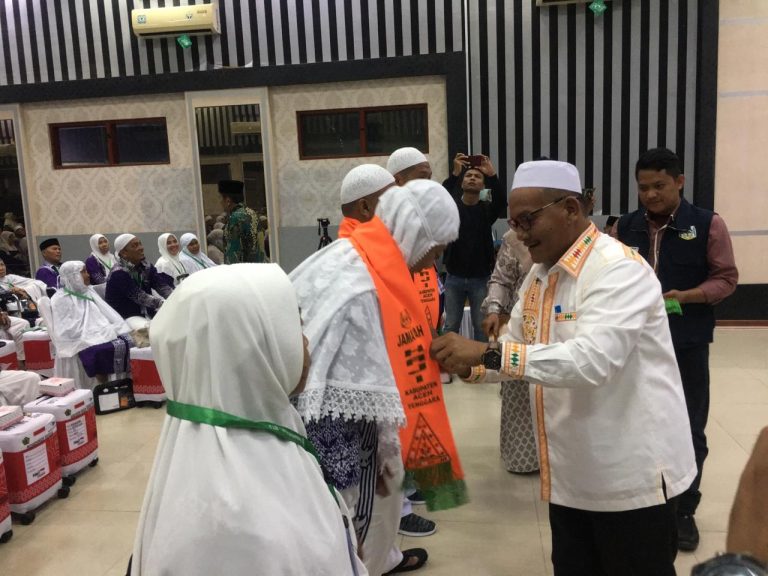 Jamanuddin Lepas Keberangkatan 114 Calhaj Agara