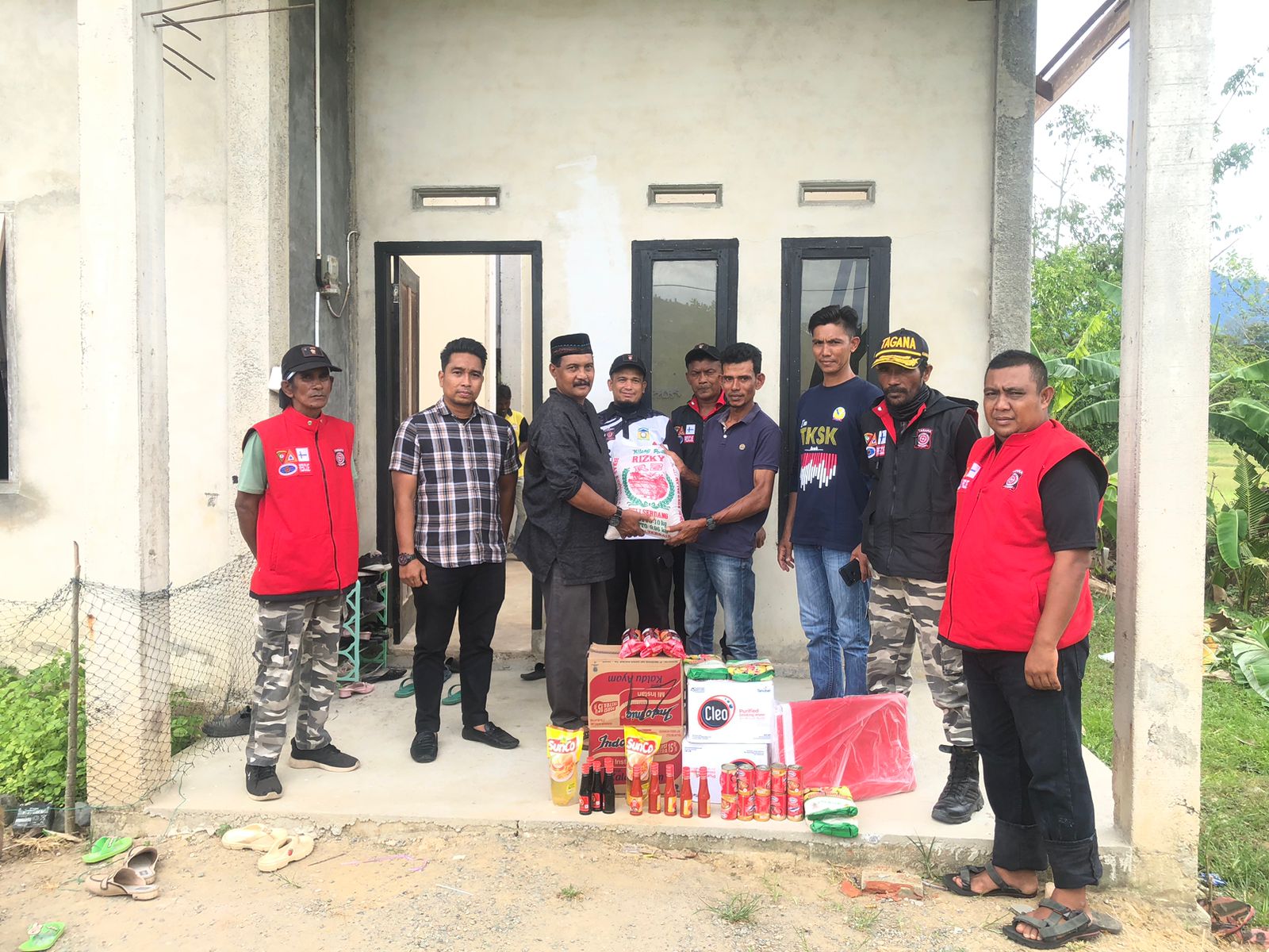 Pemkab Serah Bantuan Masa Panik Untuk Korban Angin Kencang
