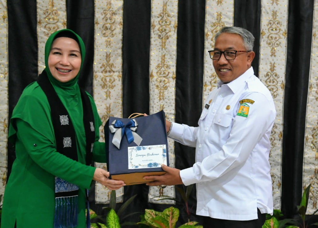 Anggota Persit KCK Kodam IM Ikut Pelatihan Anyam Rotan