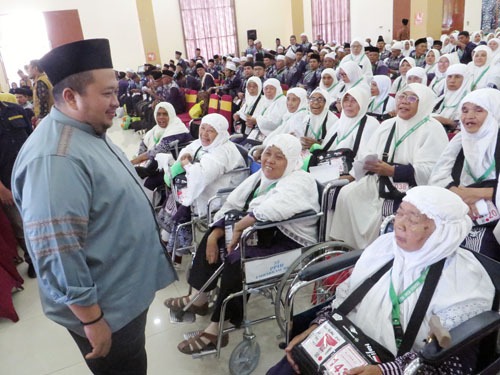 Bupati Tapsel Dolly Pasaribu Sapa Jemaah Calhaj Kloter 23