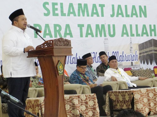 Lepas Kloter 23, Bupati Tapsel Dolly Pasaribu Bagikan Nomor Telepon Kepada Jamaah