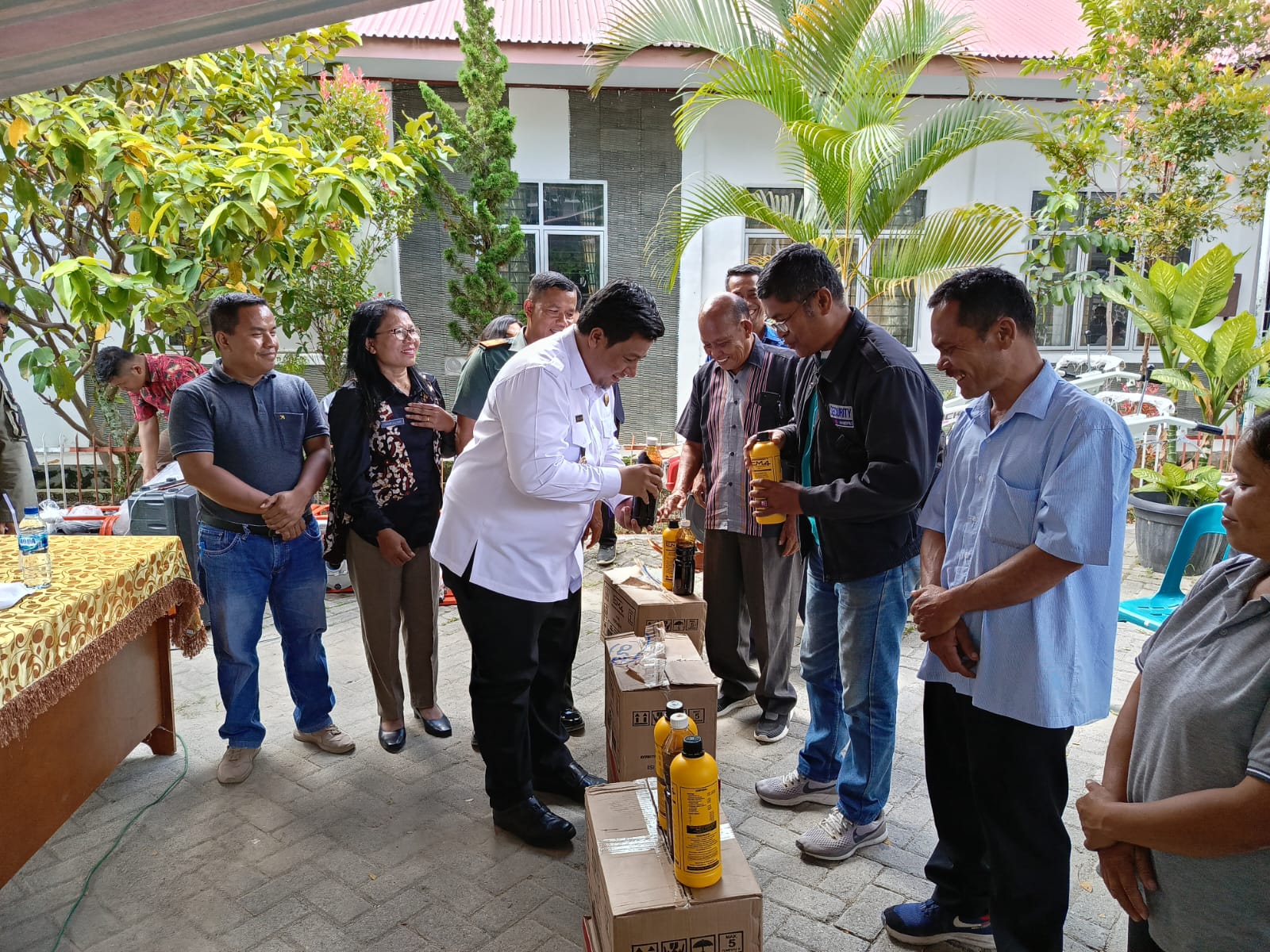 Bantu Petani, Bupati Samosir Salurkan Pupuk Gratis Dan Mesin Pertanian