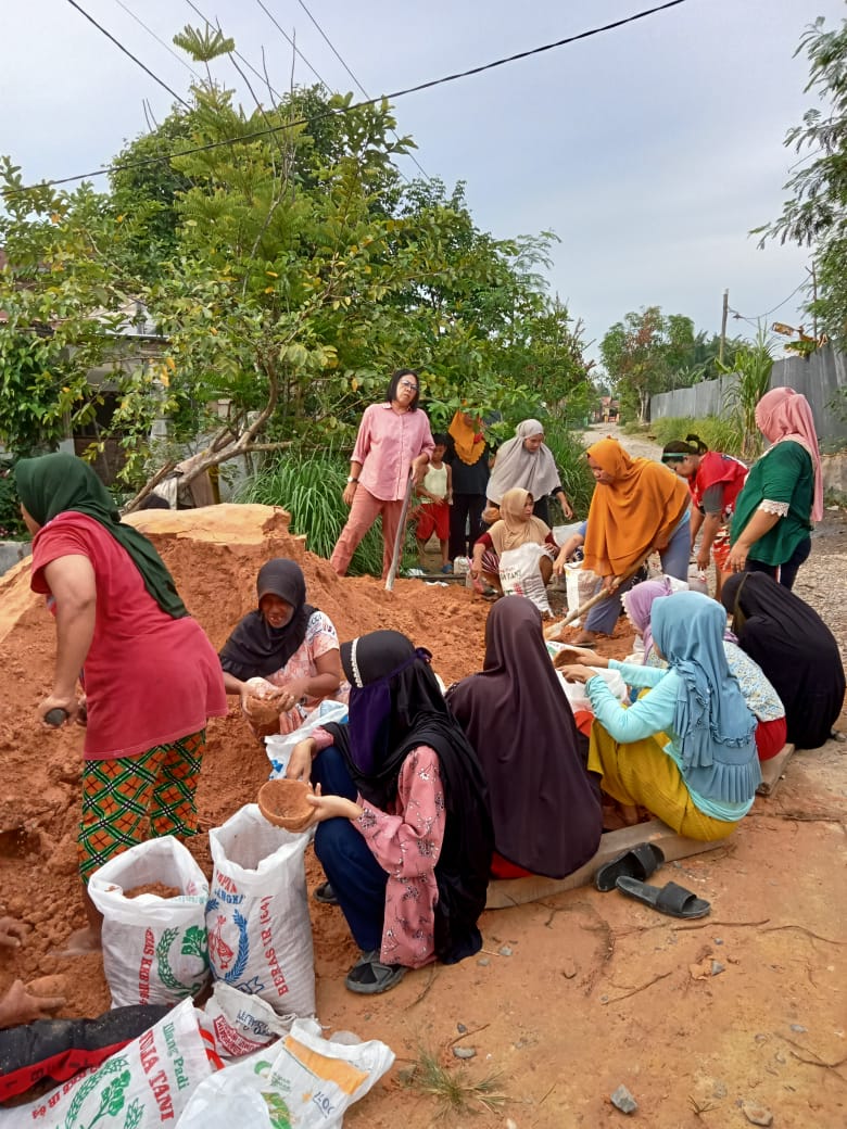 Emak-emak Di Besitang Himpun Dana Bangun Tempat Wudhu