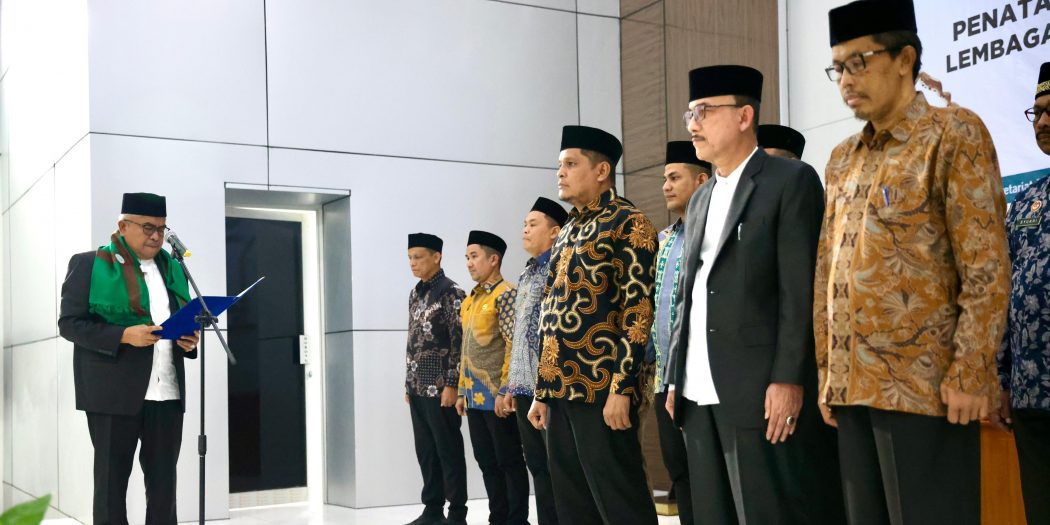 Pj Gubernur Kukuhkan Tim Pengawas Sistem Jaminan Produk Halal MPU