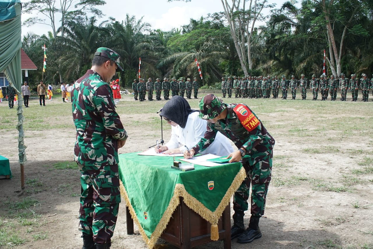 Plt Bupati Labuhanbatu Dampingi Danrem 022/PT Tutup TMMD ke-120 Tahun 2024