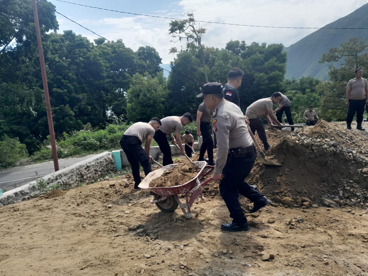 Sambut HUT Ke-78 Bhayangkara, Polres Samosir Baksos Di Masjid Dan Gereja