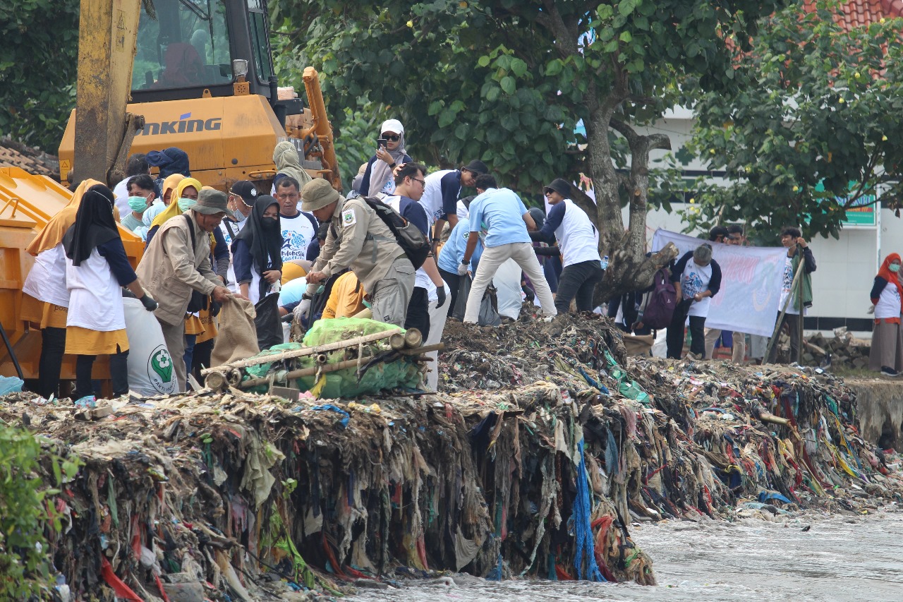 Peringati Hari Lingkungan Hidup Sedunia, Warga Labuan Lakukan Aksi Bersih Pantai