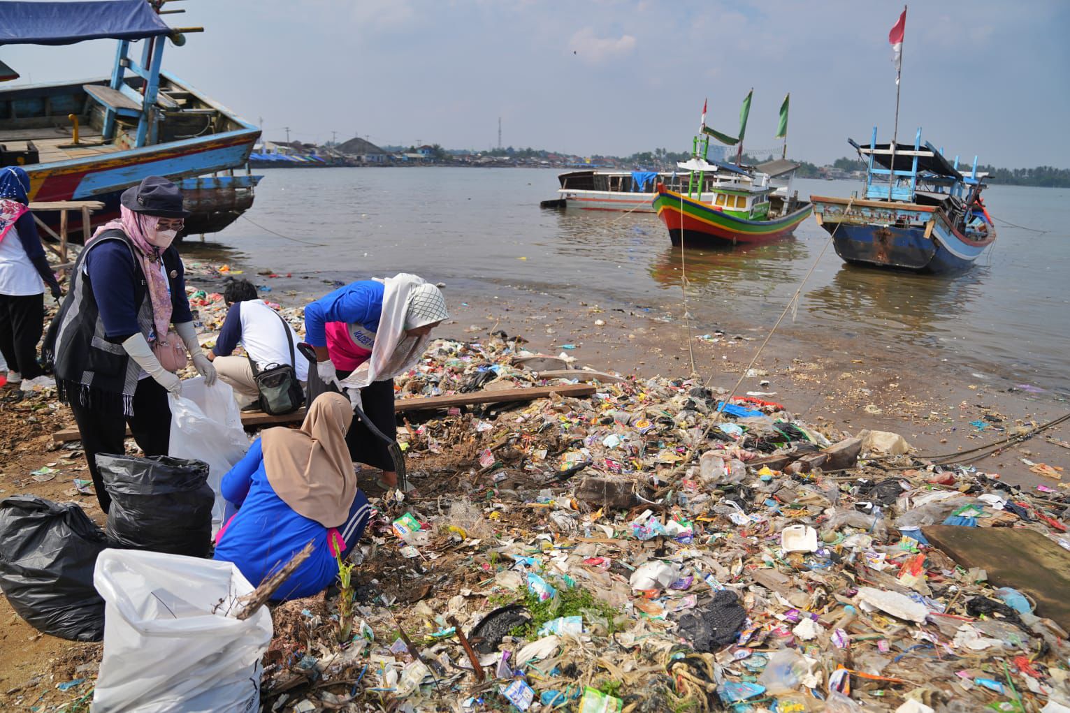 Aksi Bersih Di Pantai Teluk Labuan, PGN Dukung Pantai Makin Bersih Dan Lestari
