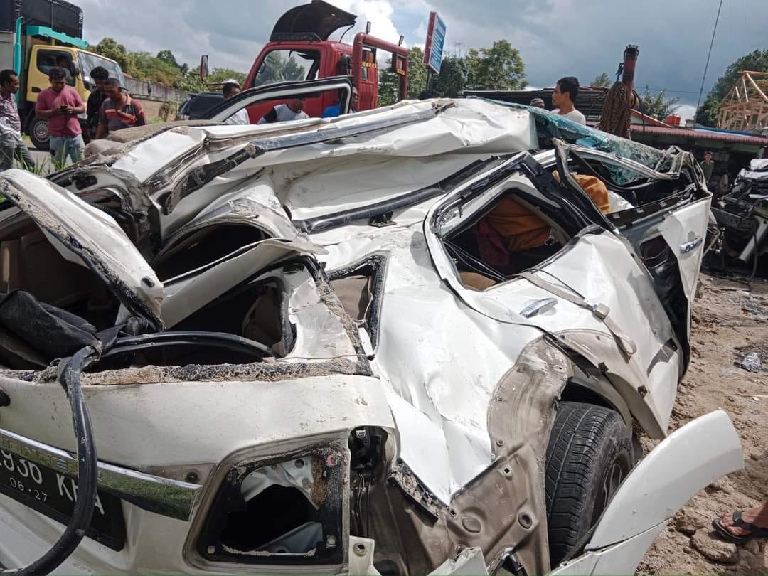 Fortuner Hantam Bus Lalu Seruduk Sepeda Motor Dan Mobil, 3 Luka Berat