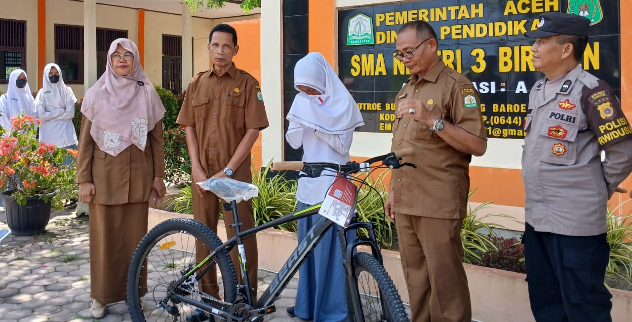 Siswi Jalan Kaki Ke Sekolah Terharu Terima Bantuan Sepeda