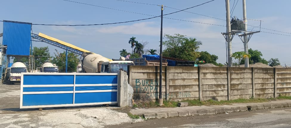 Masyarakat Pintu Tol Semayang Hirup Debu Semen Tiap Hari, Minta Tutup Pabrik Beton
