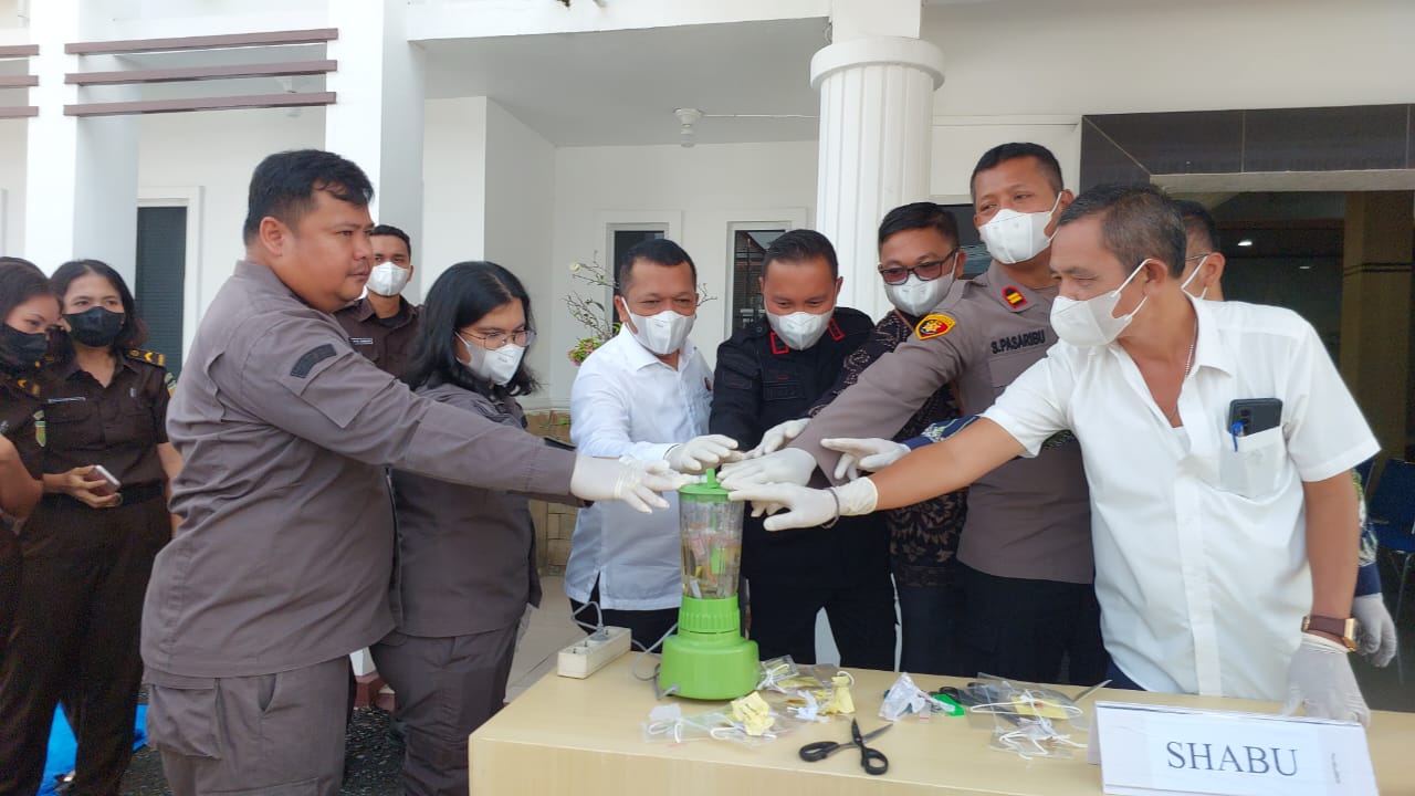 Kejari Toba Samosir Musnahkan Barang Bukti 33 Kasus Inkrah 2024